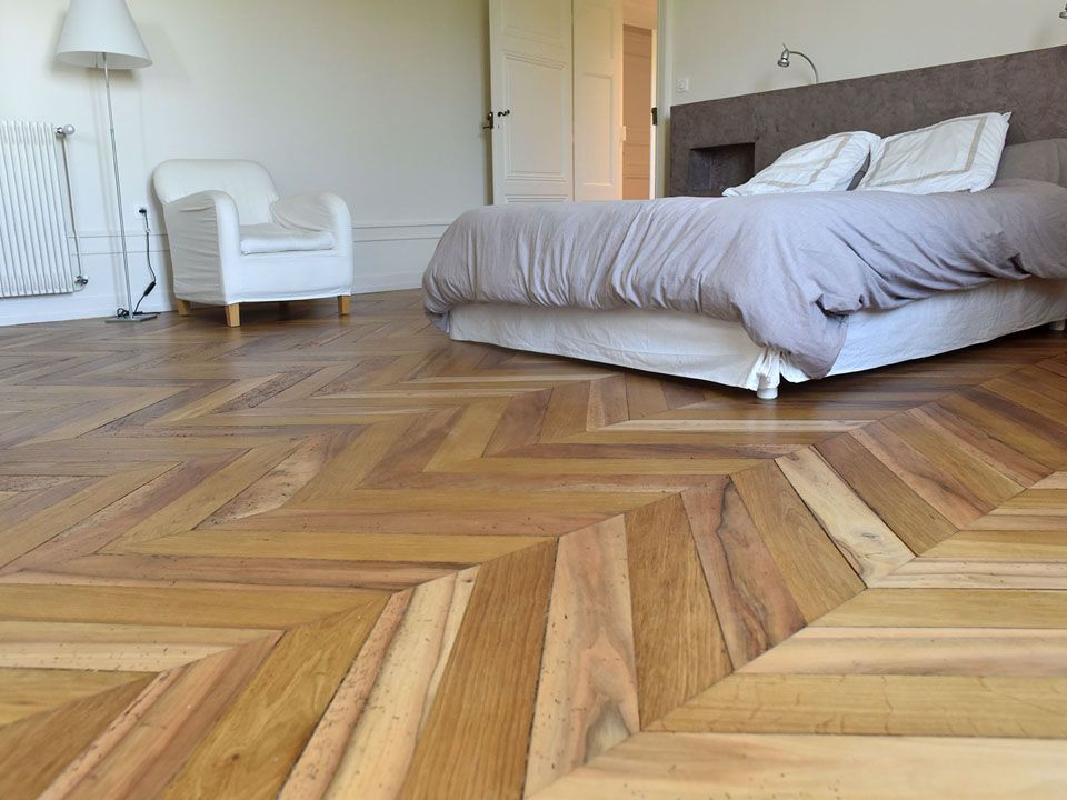 Chambre avec parquet en pointe de Hongrie