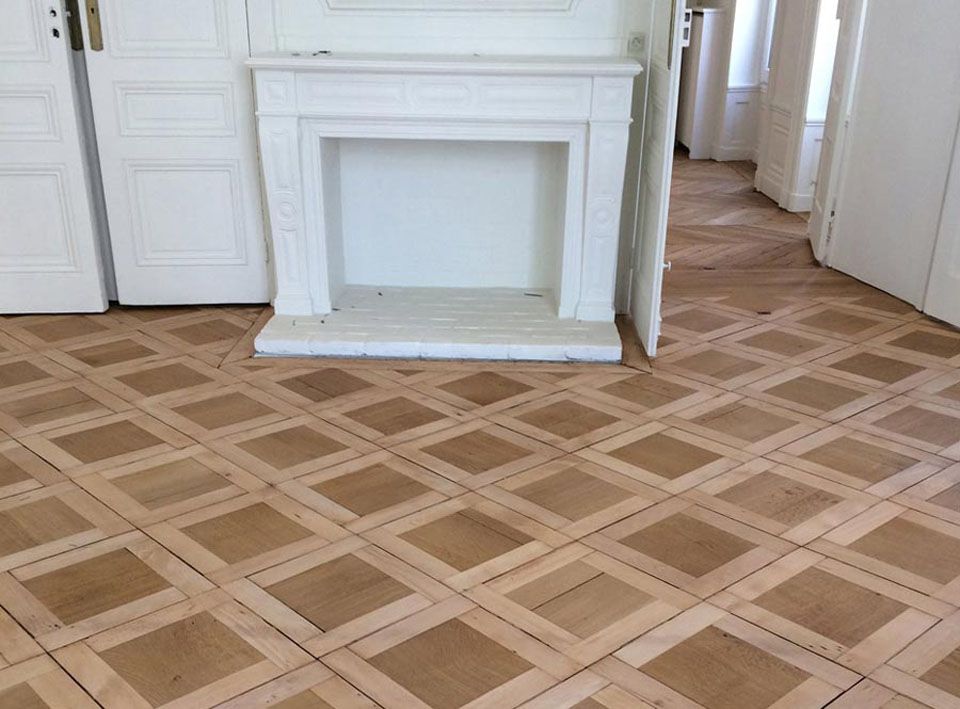 Parquet en panneaux contrecollés avec une cheminée
