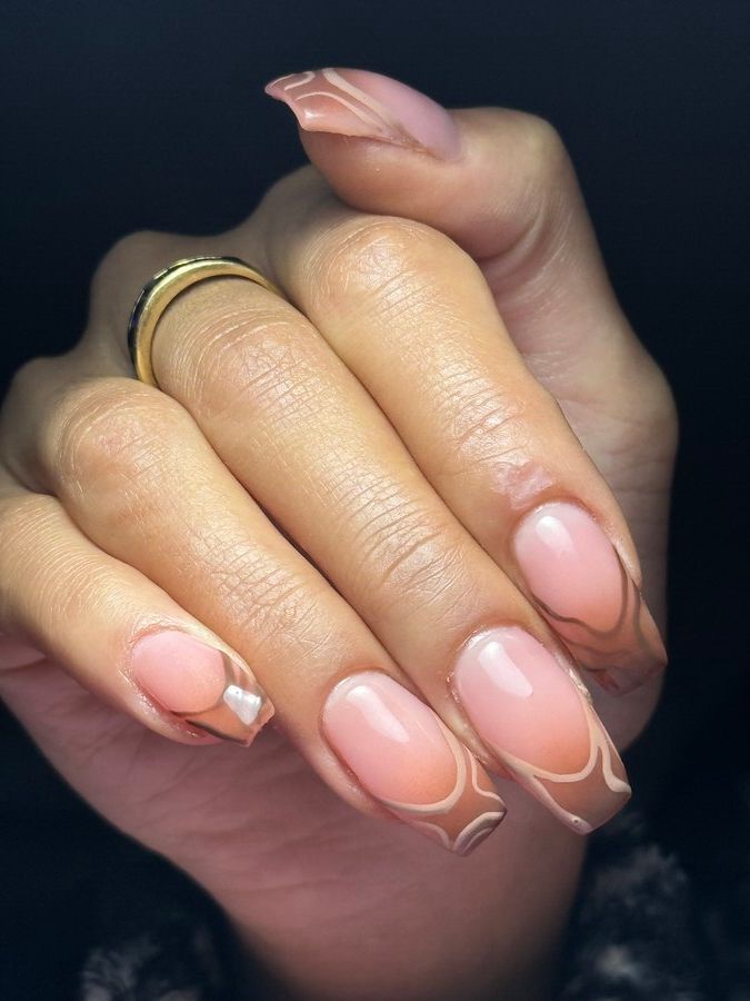 Un primer plano de las uñas de una mujer con un anillo en el dedo.