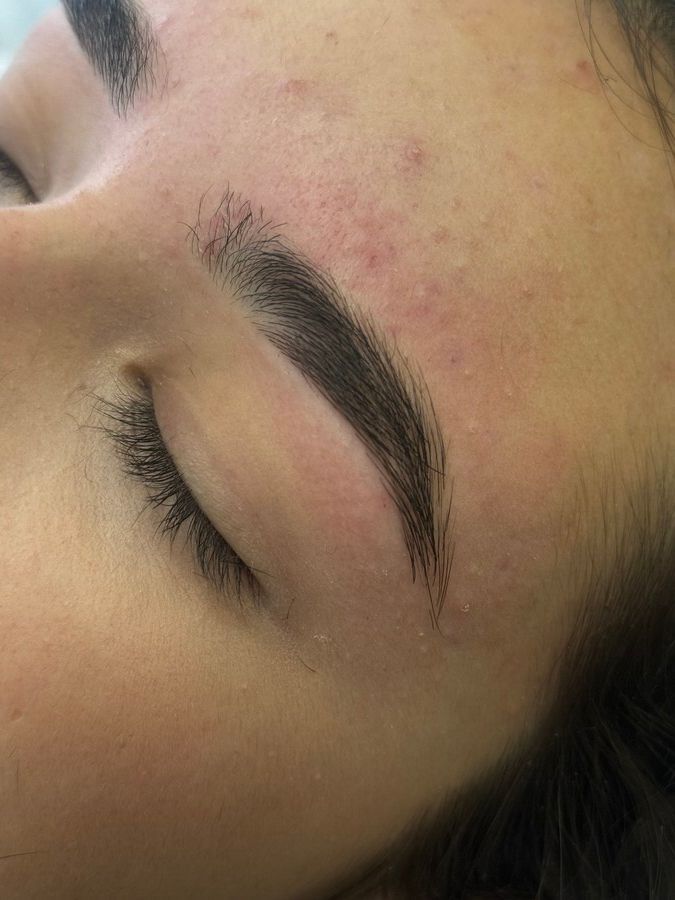 Un primer plano de las cejas de una mujer con los ojos cerrados.