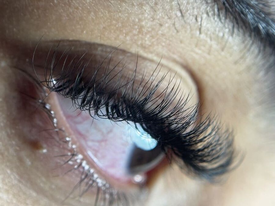 Un primer plano del ojo de una mujer con pestañas largas.