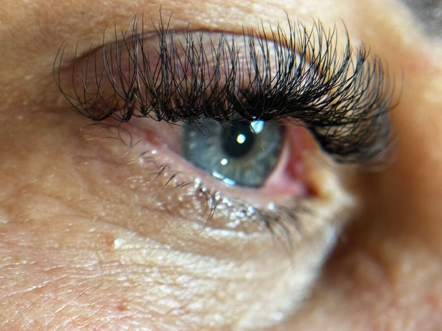 Un primer plano del ojo de una mujer con pestañas largas.