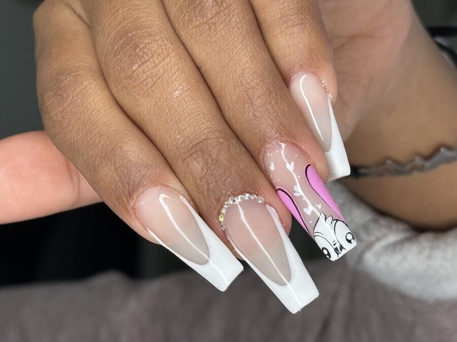 Un primer plano de las uñas de una mujer con un diseño rosa y blanco.