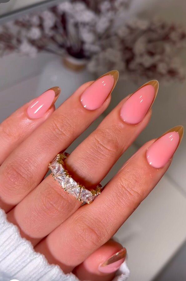Un primer plano de las uñas de una mujer con un anillo en el dedo.