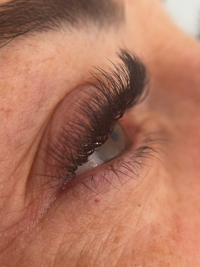 Un primer plano del ojo de una mujer con pestañas largas.