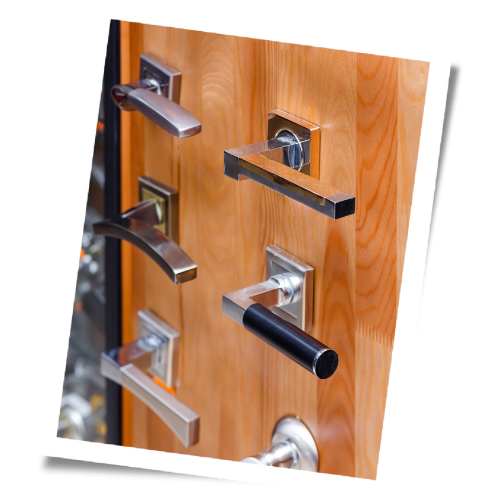 Una fila de manijas de puerta en una puerta de madera