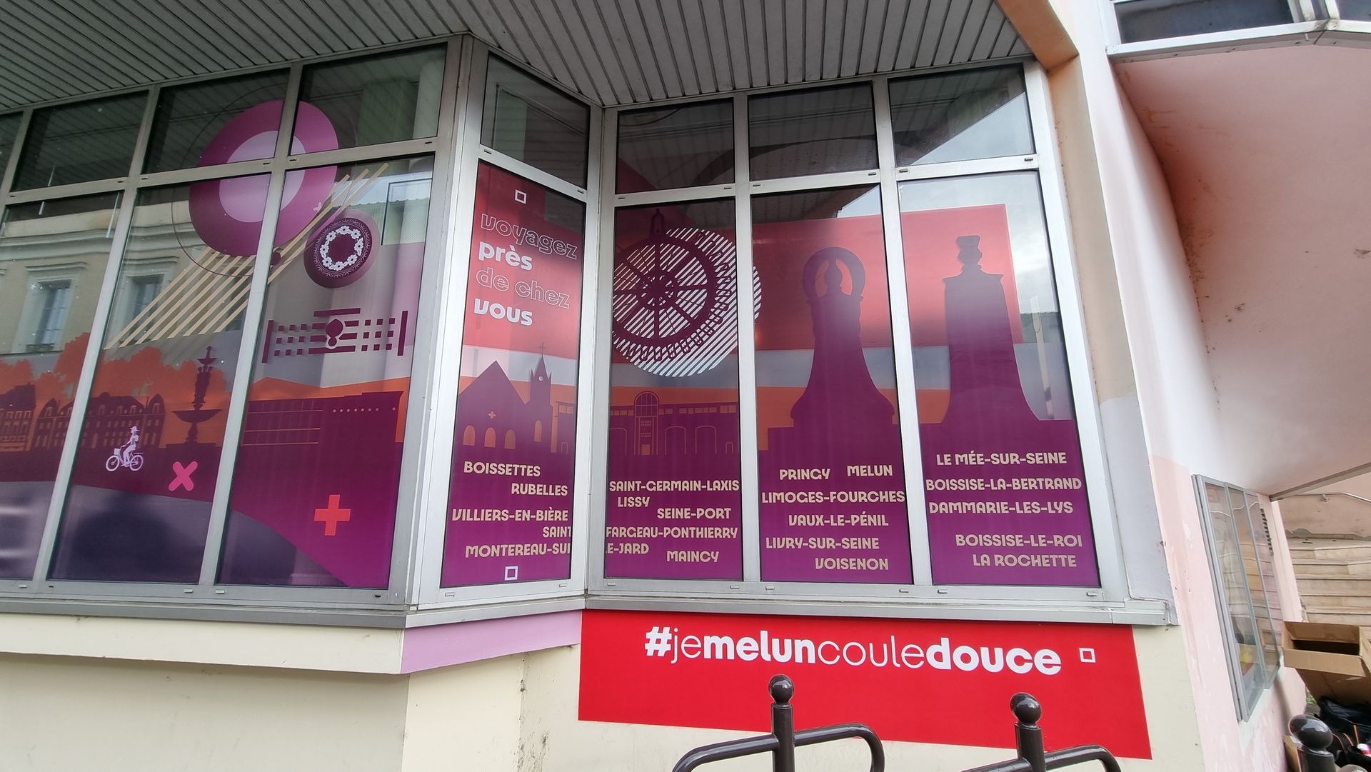 Façade d'immeuble avec vitrines violettes et blanches