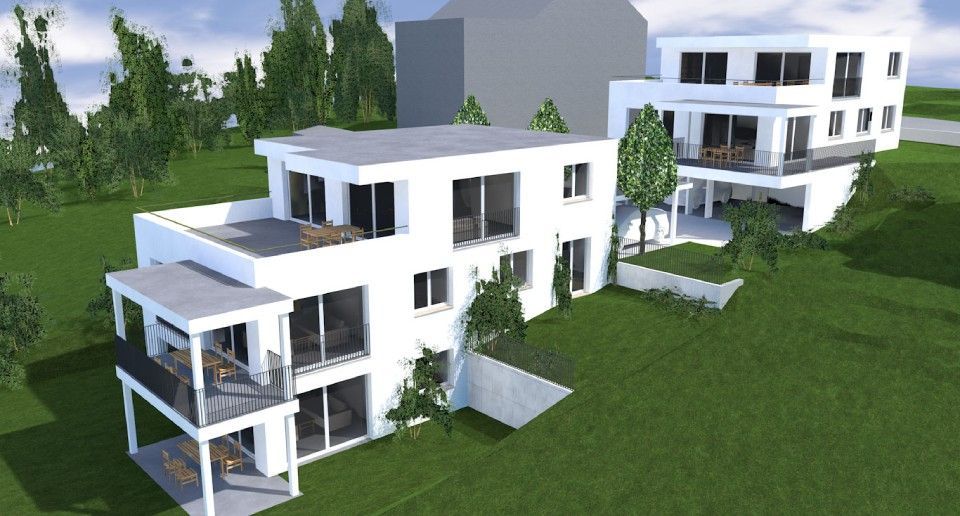 Moderne weisse Apartmentgebäude an einem grünen Hang, mit Balkonen und Bäumen im Hintergrund