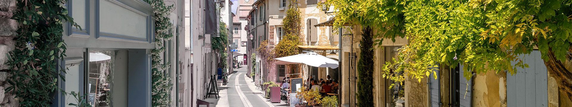 Photographie d'une rue passante de Saint-Rémy-de-Provence