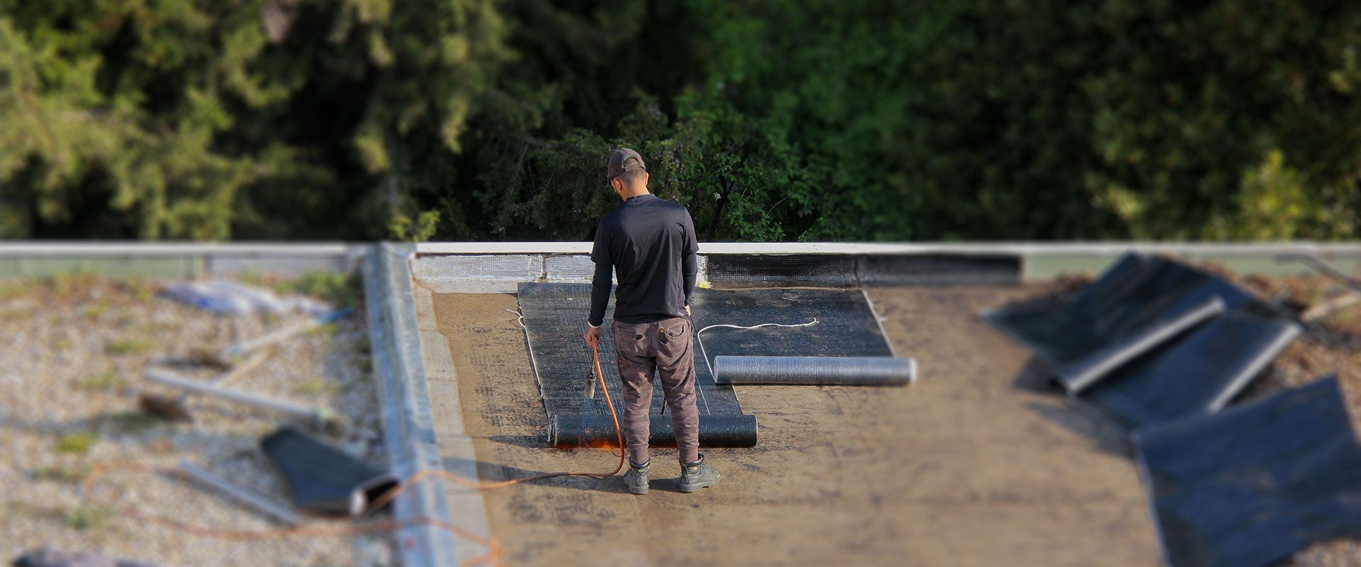Professionnel s'occupant de l'étanchéité de la toiture terrasse