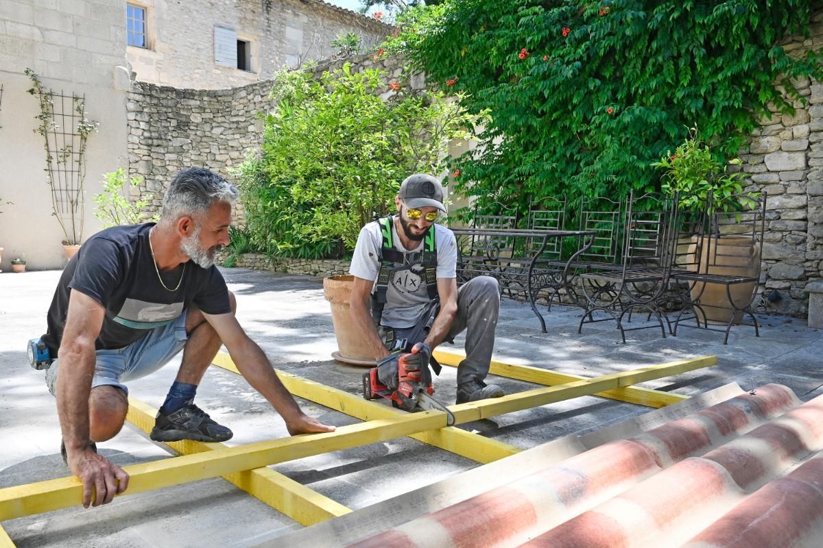 Tronçonnage d'un tasseau avec l'aide d'un collègue