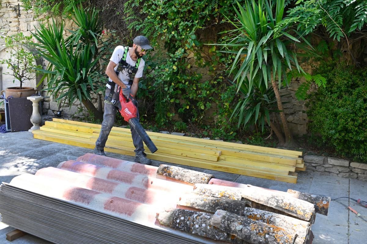 Nettoyage à la soufflette de tuiles 