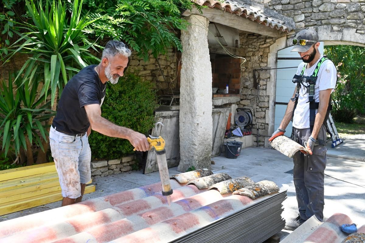 Pose de colle avant la pose des anciennes tuiles