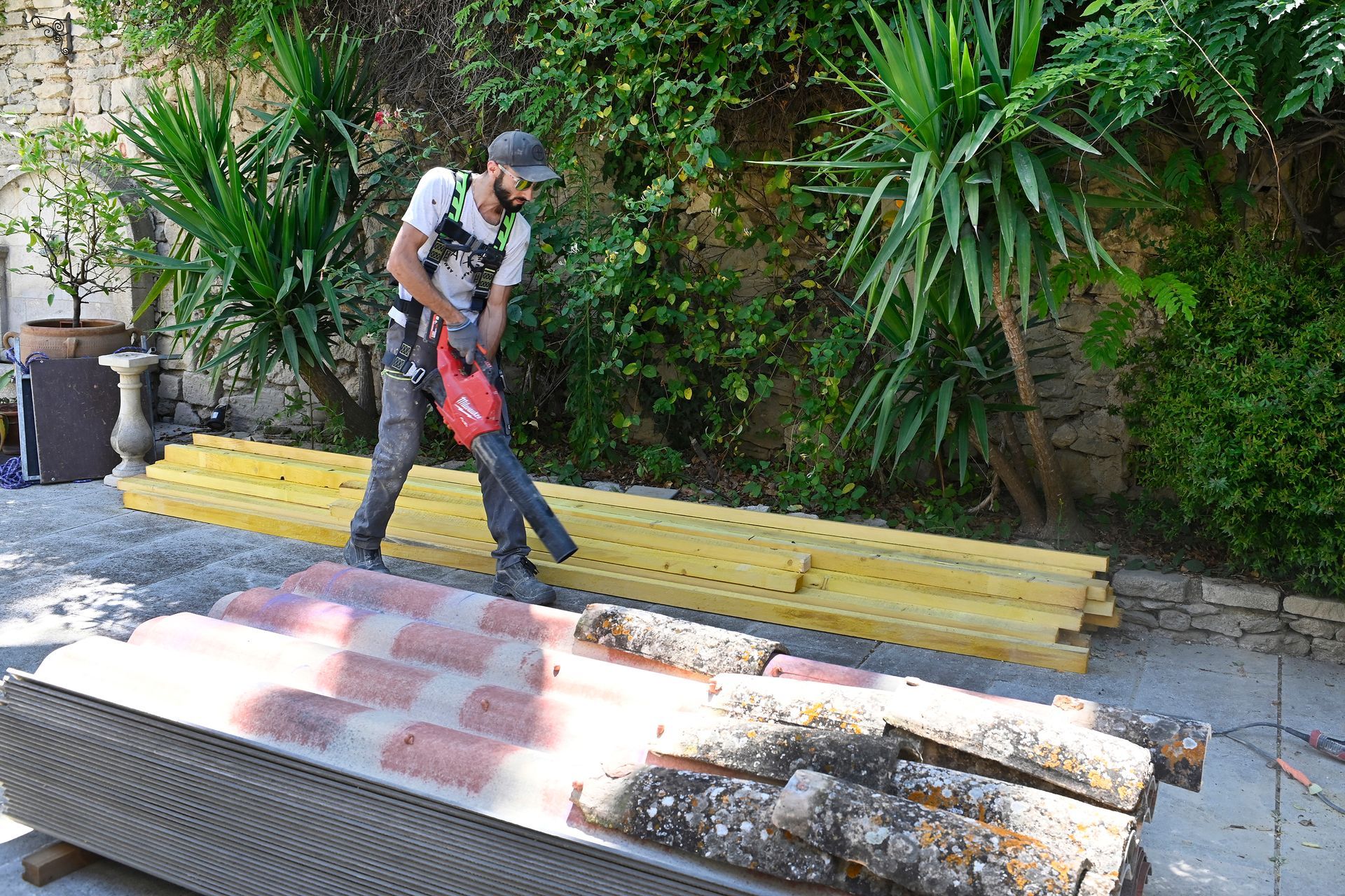 Nettoyage à la soufflette de tuiles