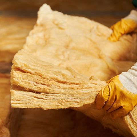 Professionnel ramassant de l'isolant