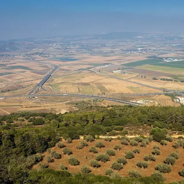 Una vista aérea de un valle lleno de árboles y campos.