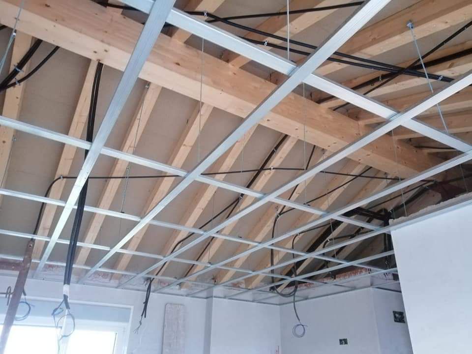 Un techo con muchos cables colgando de él.