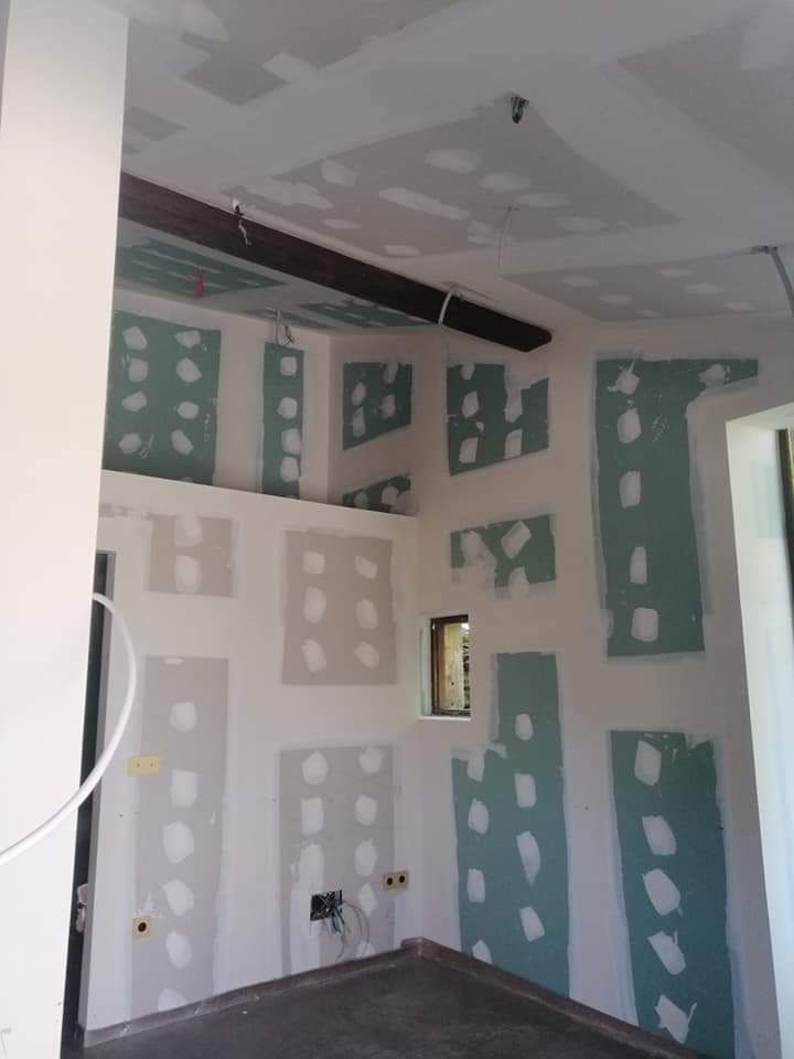 Una habitación con un techo que tiene agujeros