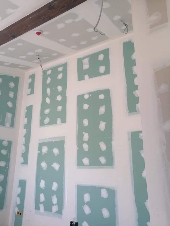 Una habitación con muchos paneles de yeso verdes y blancos en las paredes.