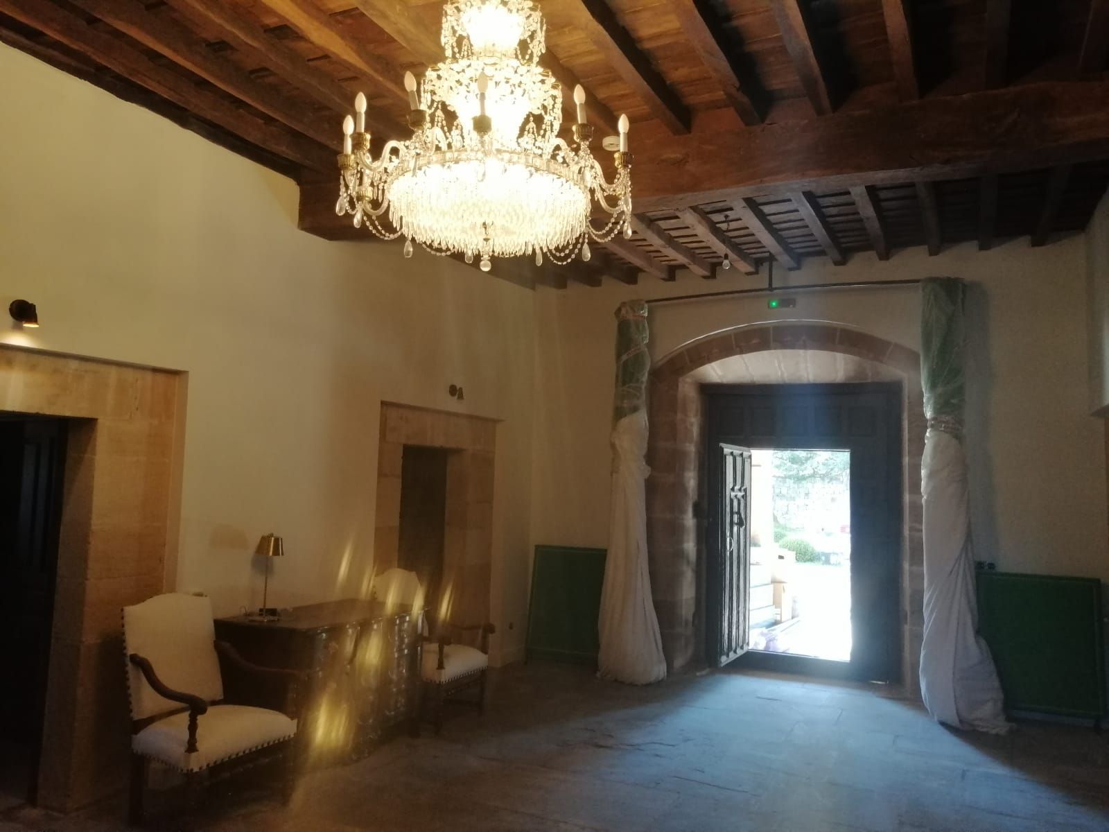 Una habitación con una lámpara de araña colgando del techo