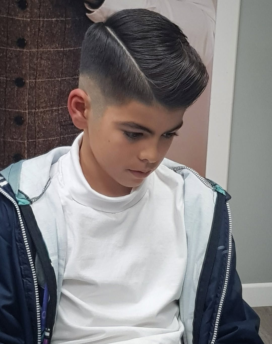 Una persona con la raya del pelo corto y oscuro bien definida