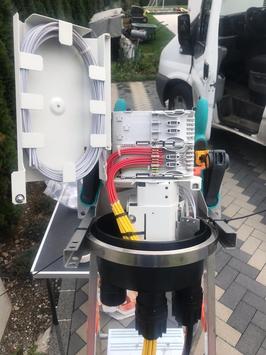 Une échelle est posée sur une table à côté d'une camionnette.