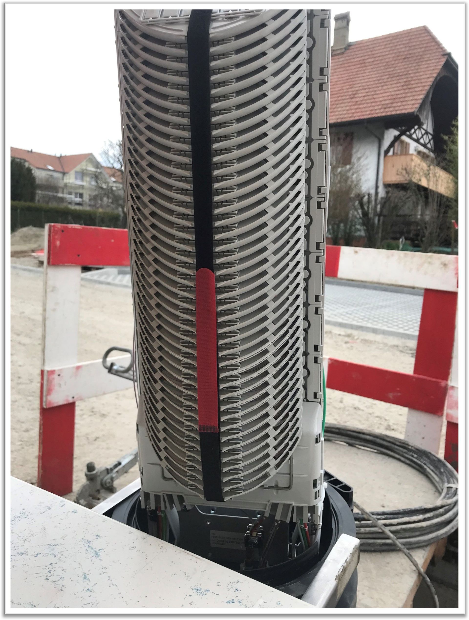 Un grand objet cylindrique avec une bande rouge et blanche dessus