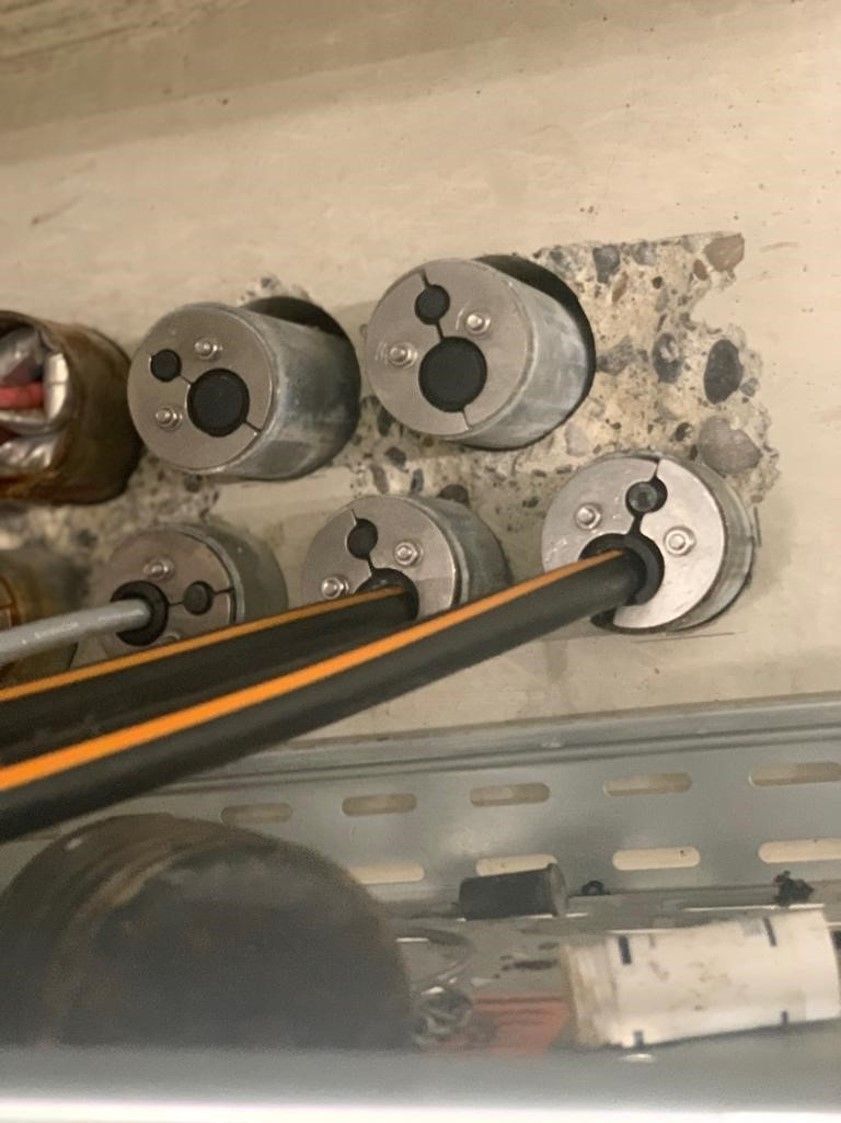 Un tas de tuyaux sont reliés à un mur