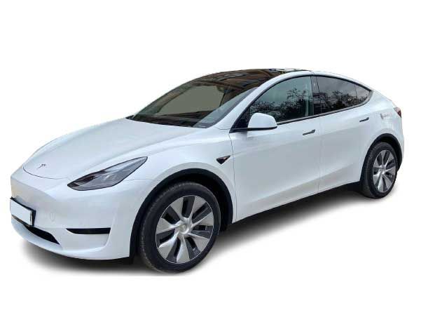 Se muestra un modelo Tesla Y blanco sobre un fondo blanco.