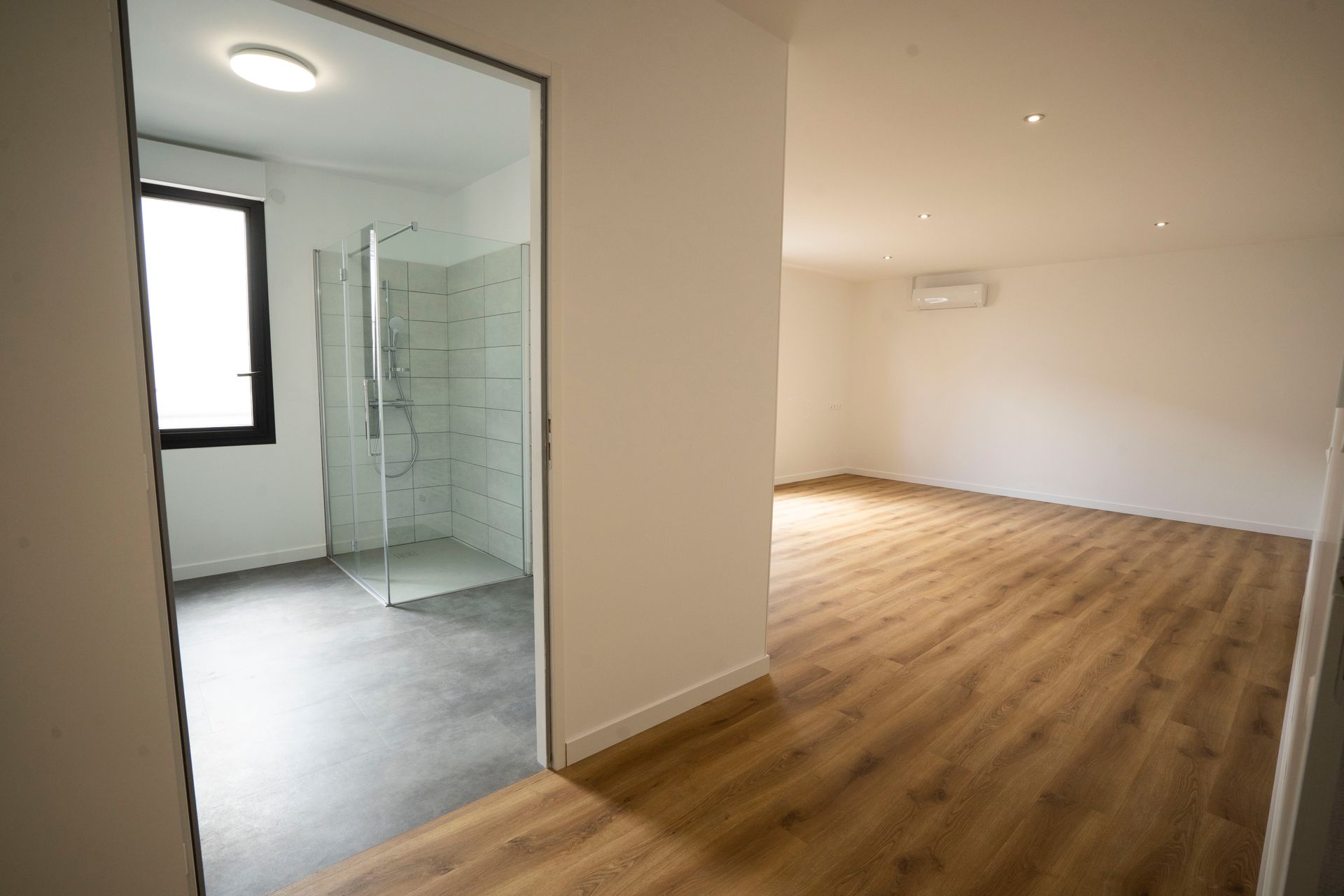 Studio vide avec vue sur la salle de bains