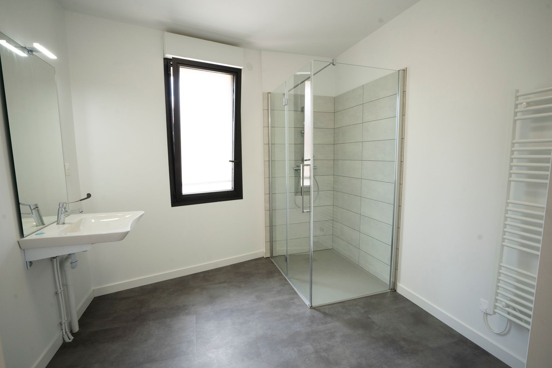Salle de bains avec douche et lavabo