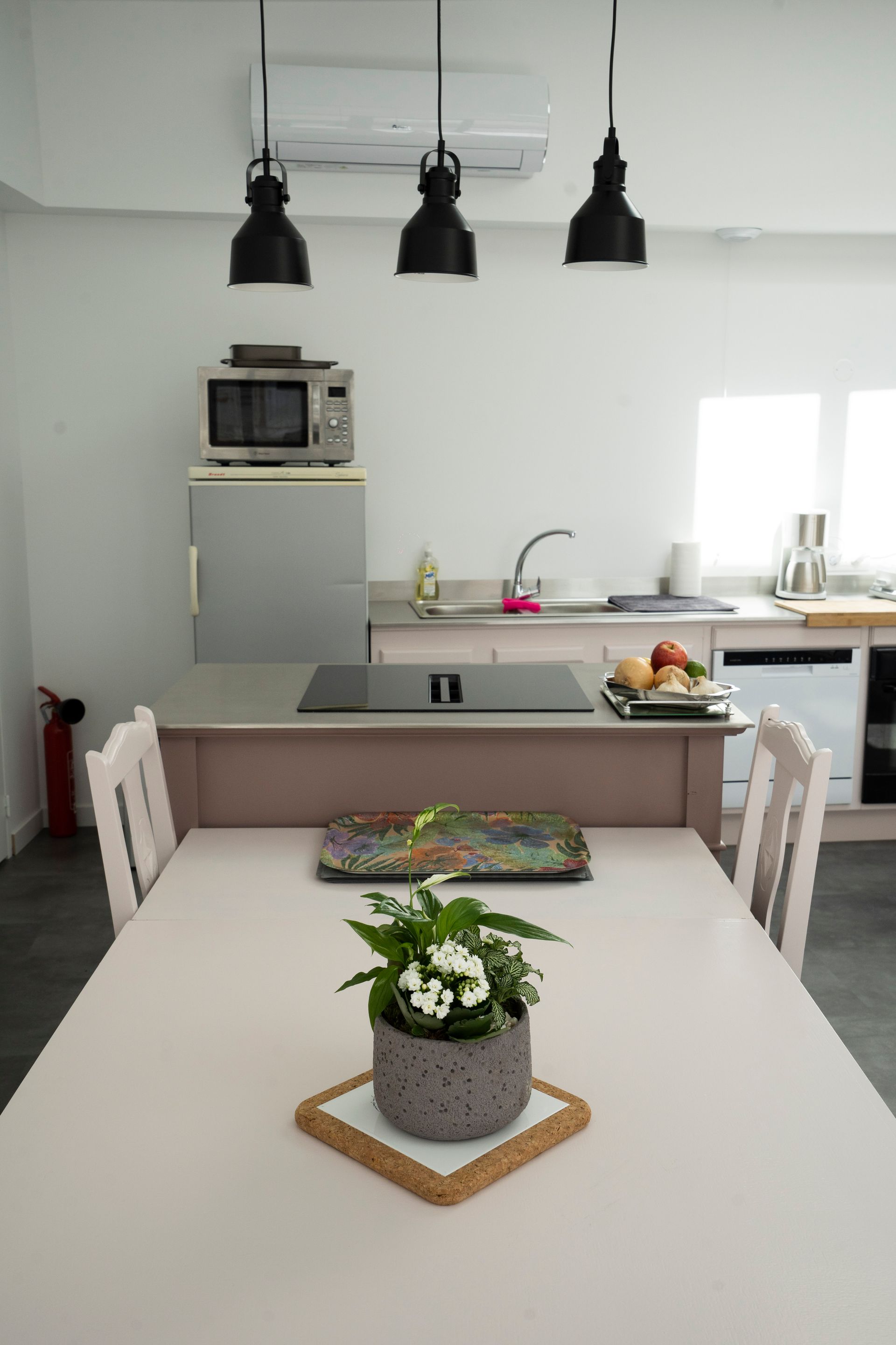 Table destinée aux repas partagés