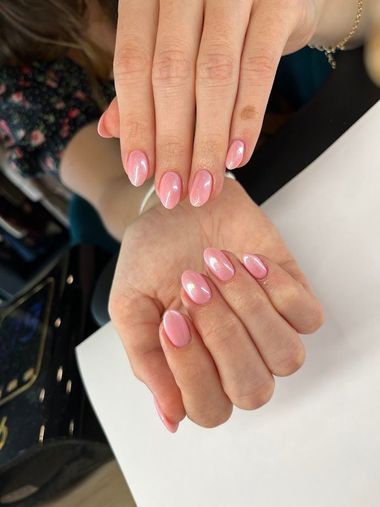 Des mains aux ongles ovales, vernis d'un rose clair.