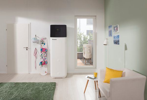 Salon minimaliste et lumineux avec un meuble blanc, une planche de surf, une chaise jaune et une grande fenêtre.