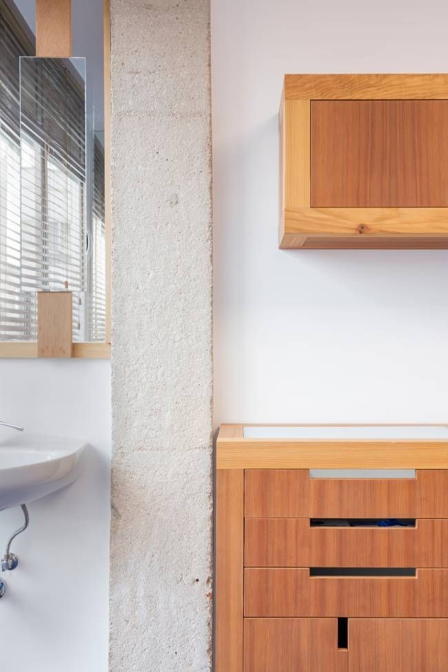 Un baño con lavabo, espejo y muebles de madera.