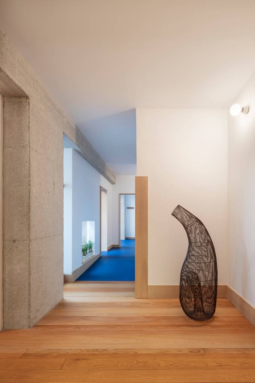 Un consultorio dental con un sofá y un sillón dental.