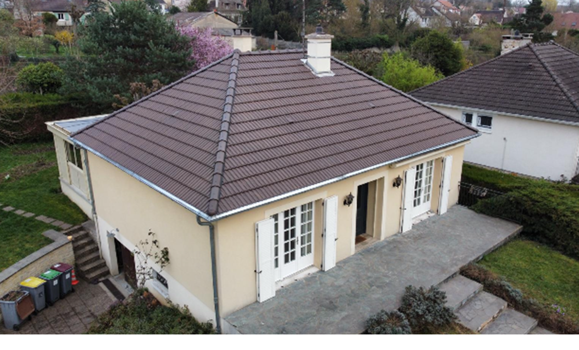 ? Nouvelle réalisation à Samoreau (Seine-et-Marne – 77)
DHL Couverture vient d’achever une rénovation complète de toiture sur une maison pavillonnaire.
Au programme :
✔ Nettoyage et préparation du support
✔ Remplacement des éléments endommagés
✔ Mise en peinture hydrofuge pour une protection durable
✔ Finitions soignées sur la ligne de faîtage et les abergements
Résultat : une toiture modernisée, plus résistante et une maison parfaitement mise en valeur.
La photo montre une maison individuelle à toiture à quatre pans, entièrement rénovée avec un revêtement uniforme brun foncé donnant un aspect neuf et harmonieux à l’ensemble.
? Intervention : Samoreau (77)
? Besoin d’une rénovation, réparation ou entretien de toiture ?
Faites appel à DHL Couverture, votre spécialiste couverture dans le 77.