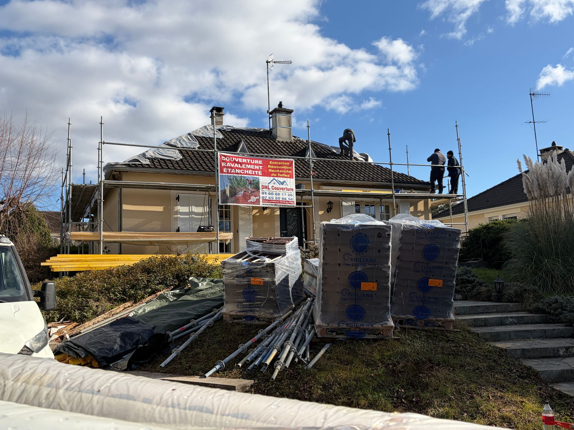 Couvreurs travaillant sur un toit