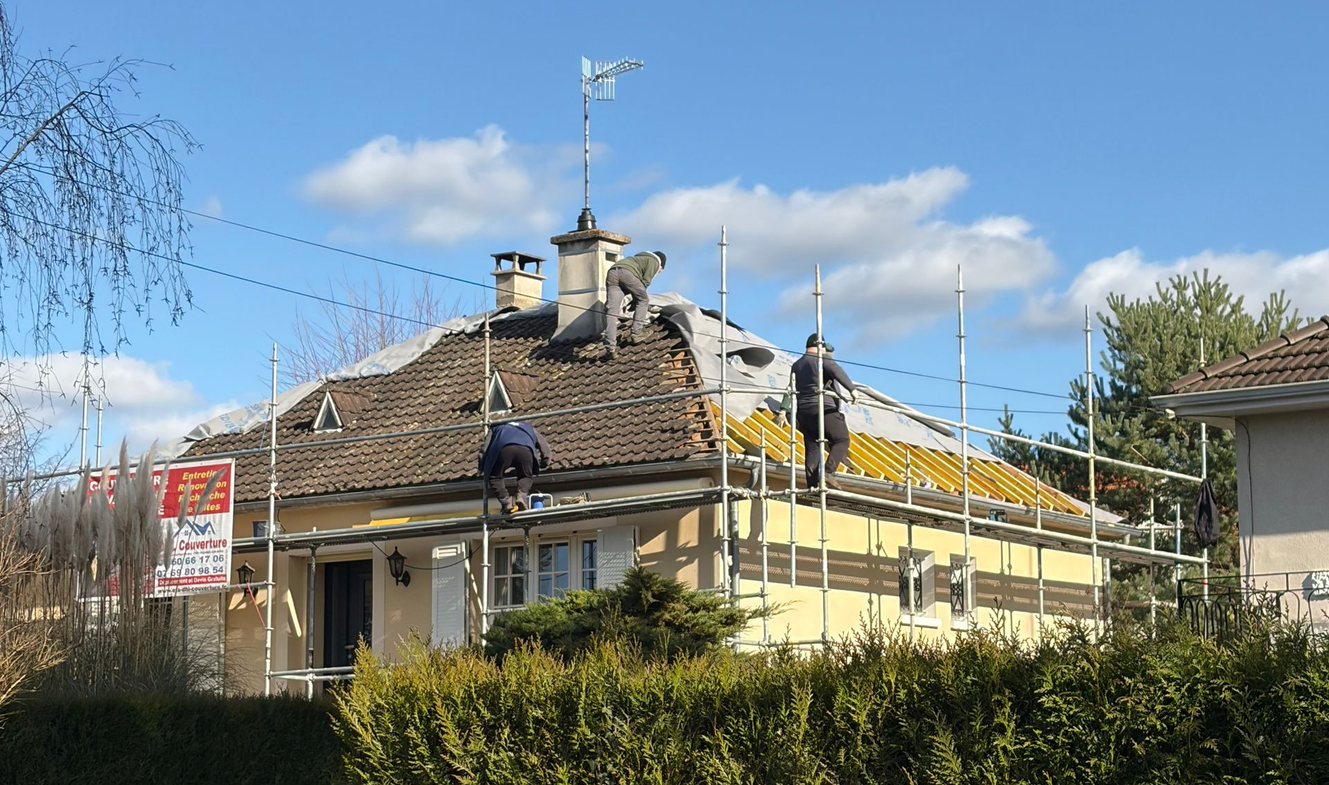Couvreurs sur un toit de maison