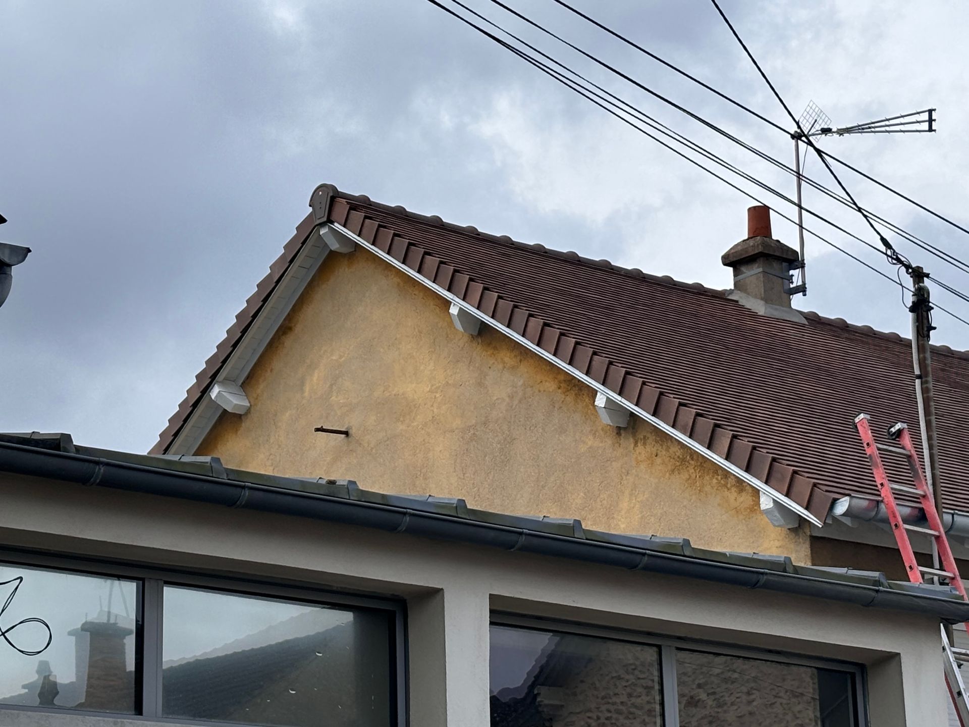 Toit de tuiles brunes d'une maison.