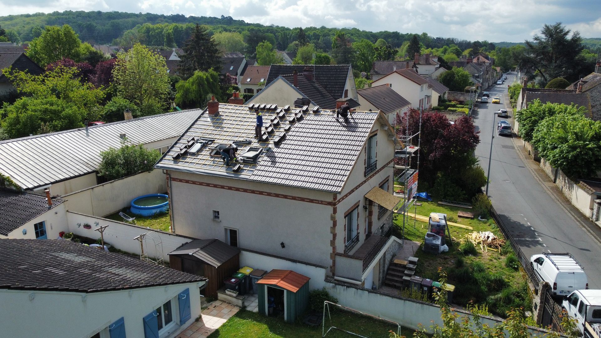 Maison en cours de réparation de toiture dans un quartier résidentiel.