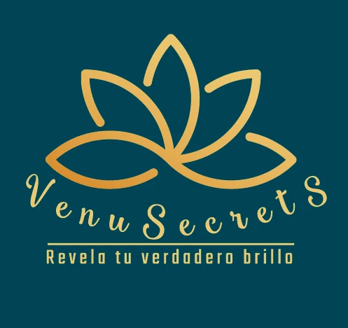 Logo de VenuSecrets en dorado sobre fondo verde azulado, con flor de loto y lema “Revela tu verdadero brillo”.