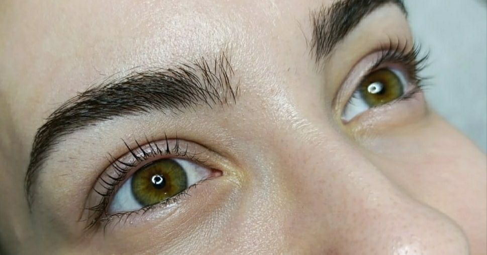 Un primer plano de los ojos de una mujer con rímel.