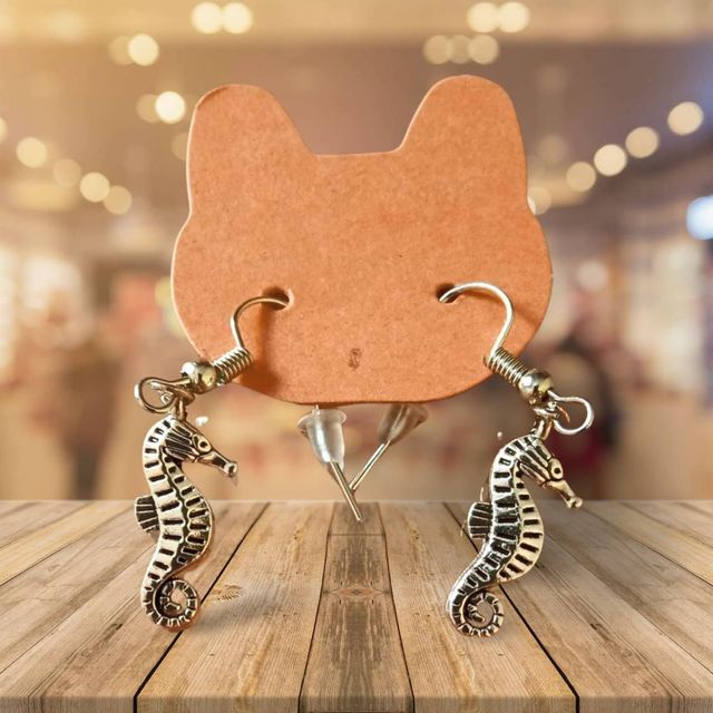 Una mesa cubierta con una variedad de collares y pulseras hechos de cuentas.