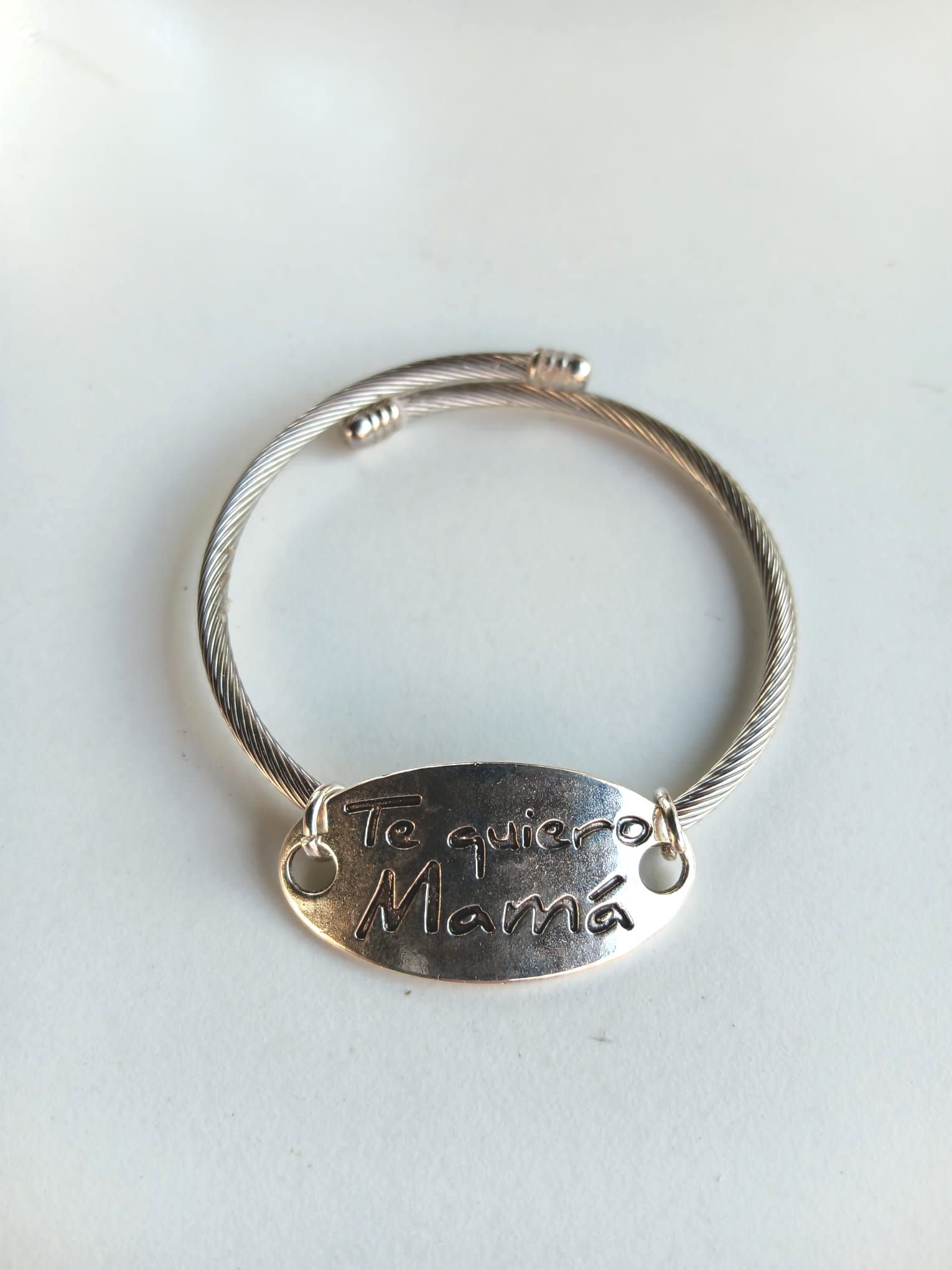 Un montón de pulseras de colores están sobre una mesa.