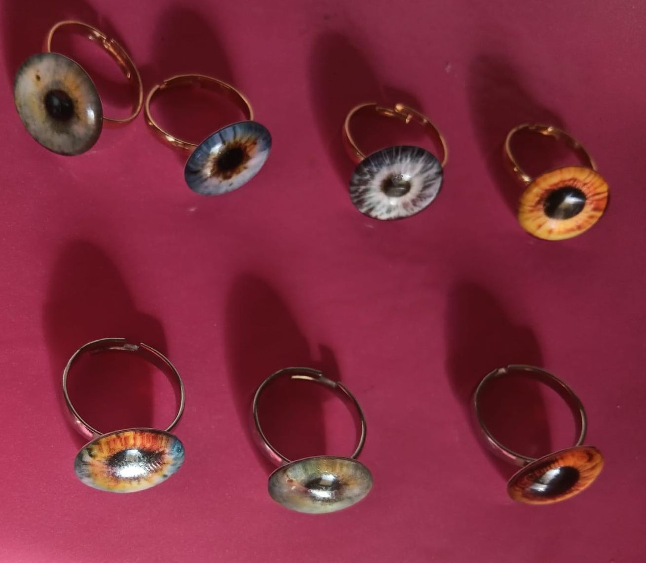Hay muchos tipos diferentes de joyas sobre la mesa.
