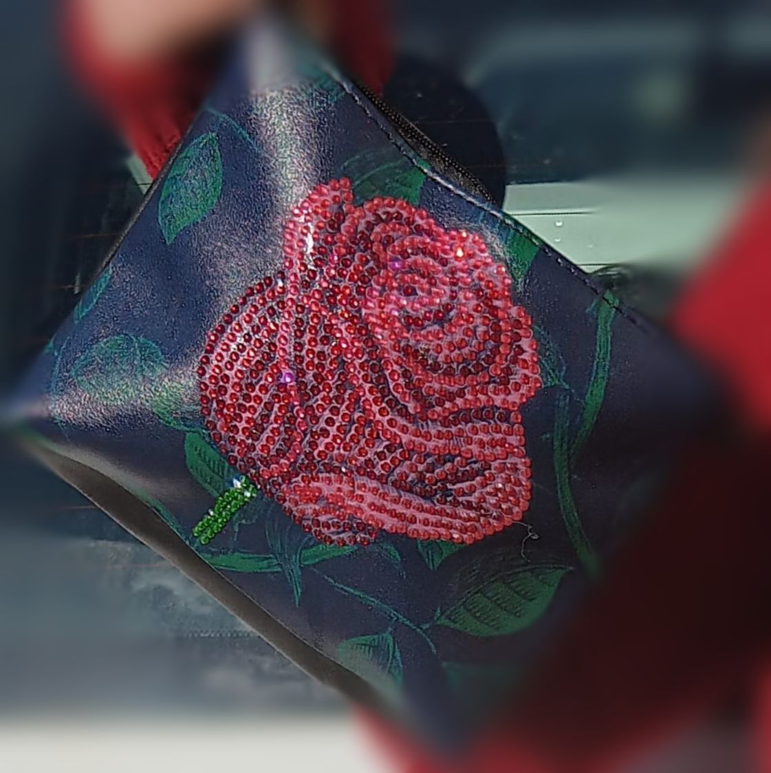 Una mujer sostiene un bolso de mimbre en una tienda.
