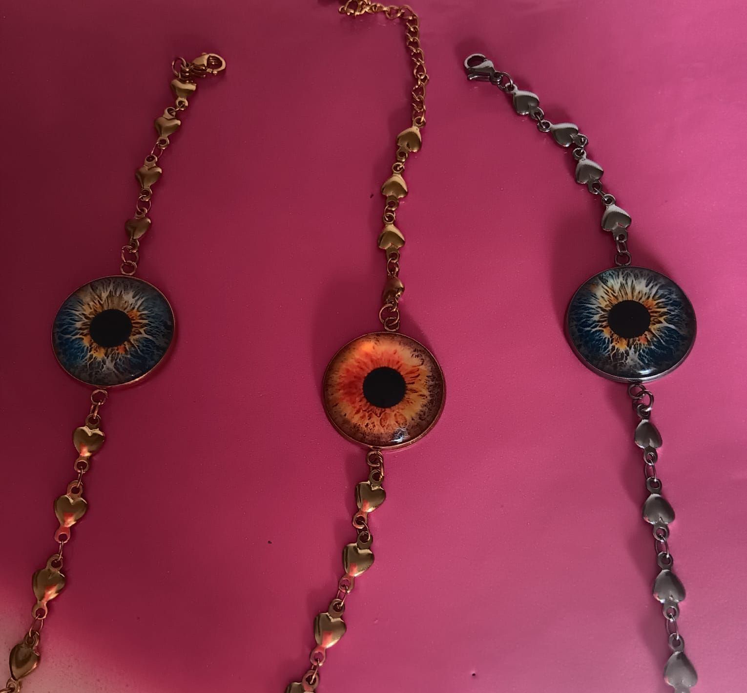 Un montón de cuentas de colores se apilan una encima de otra.