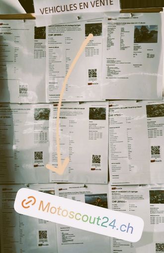 Un tableau d'affichage présente plusieurs annonces de vente de motos, avec une vers une superposition de Motoscout24.ch.