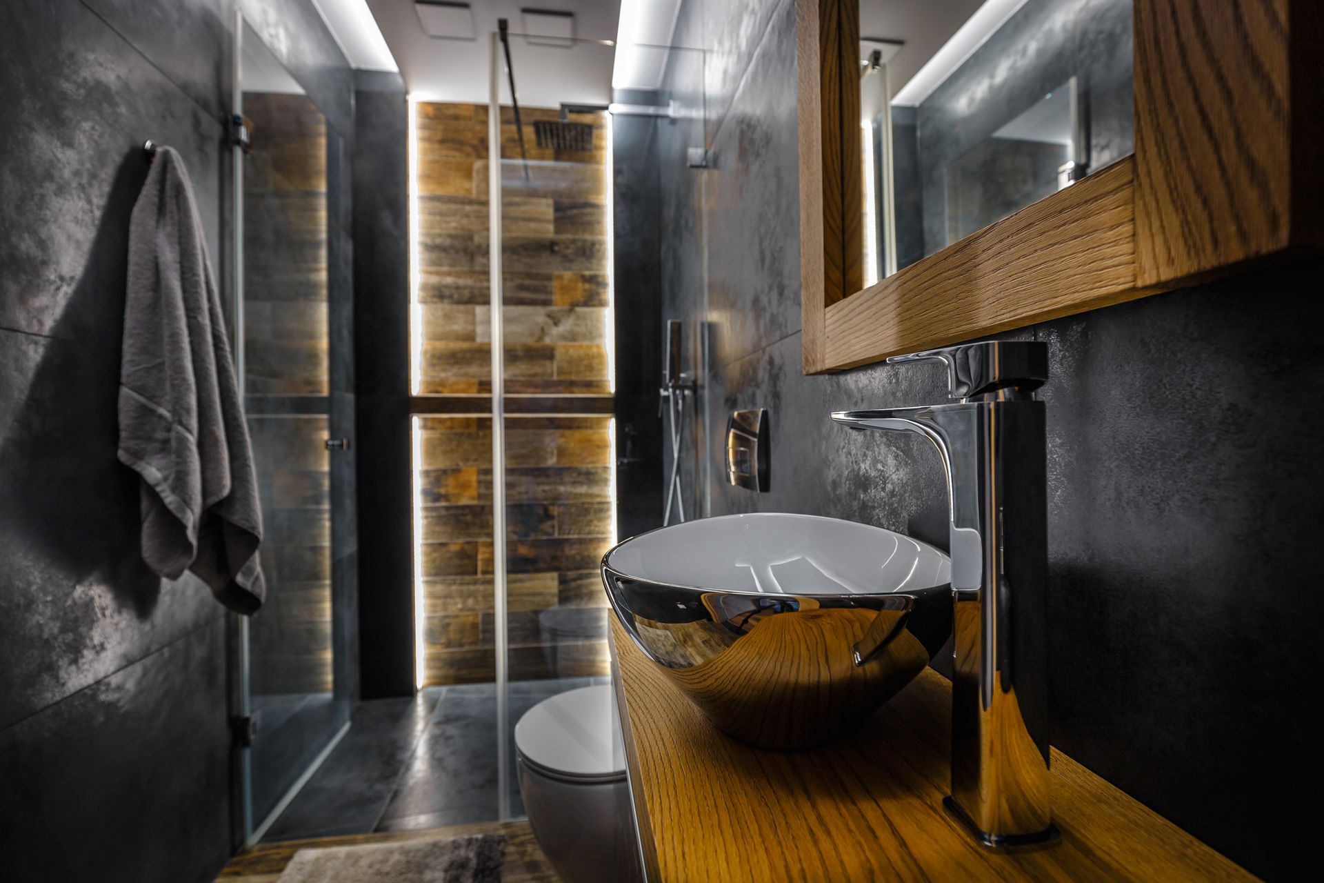 Salle de bains avec espace douche, lavabo et meubles divers